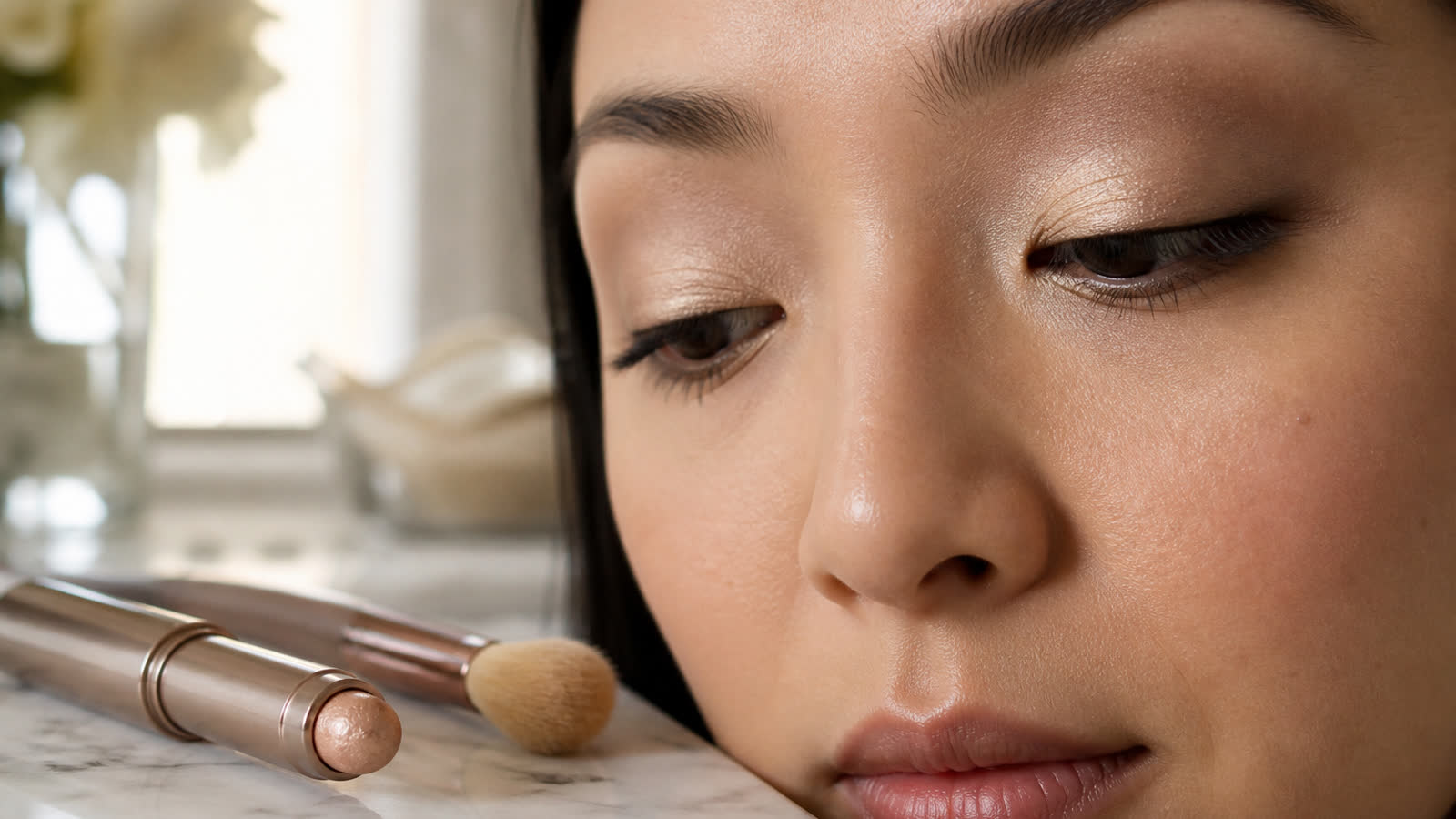 Best Eyeshadow Sticks for Hooded Eyes: Crease-Resistant Picks That Stay Visible
