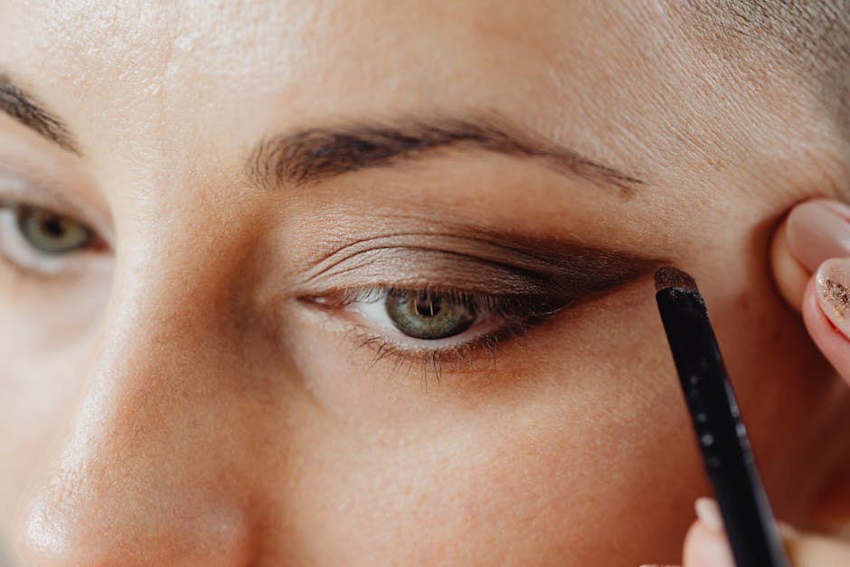 Warm bronze eyeshadow look with golden shimmer
