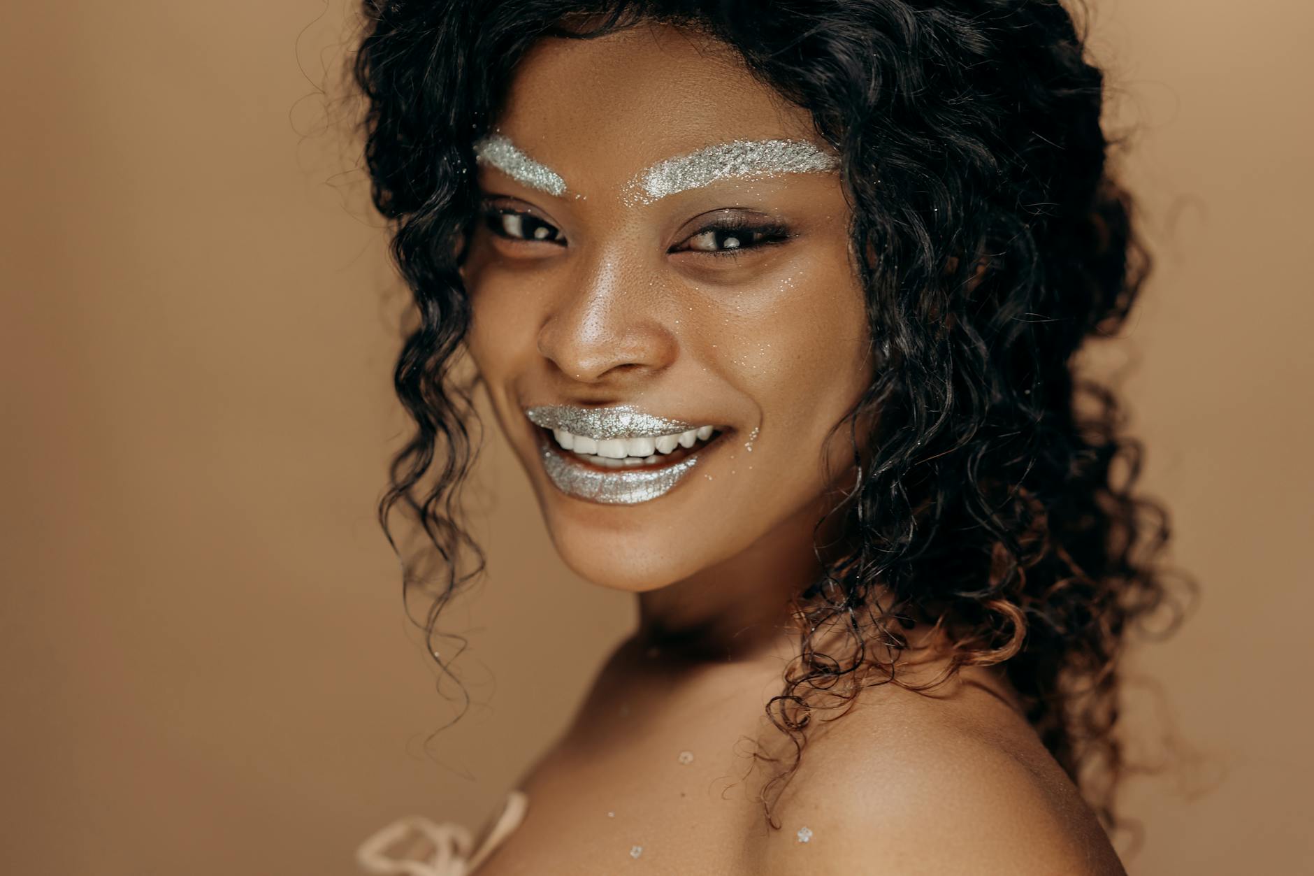 Eyeshadow for Dark Skin Tones: Colors and Techniques That Truly Pop